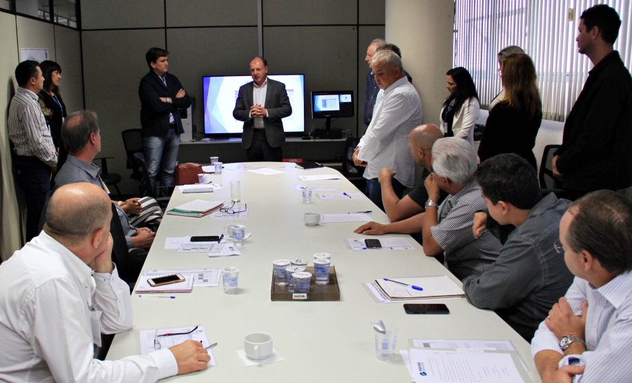 primeira reunião gerencial do secretário do Desenvolvimento Urbano, João Carlos Ortega, com dirigentes da Paraná Edificações (Pred). Pela proposta de reforma administrativa do Governo do Estado, que já tramita na Assembleia Legislativa, a Paraná Edificações vai compor o conjunto de órgãos vinculados à Secretaria do Desenvolvimento Urbano.  -  Curitiba, 27/02/2019  -  Foto: Divulgação SEDU
