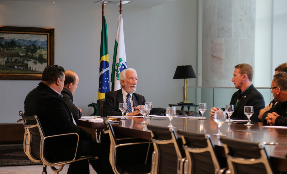 O governador em exercício Darci Piana recebe representantes SINDARUC ( Sindicatos Permissionários Centrais Abastecimento Alimentos) e o presidente da Ceasa, nesta quarta-feira (27) no Palácio Iguaçu. Curitiba, 27/02/2019 - Foto: Geraldo Bubniak/ANPr