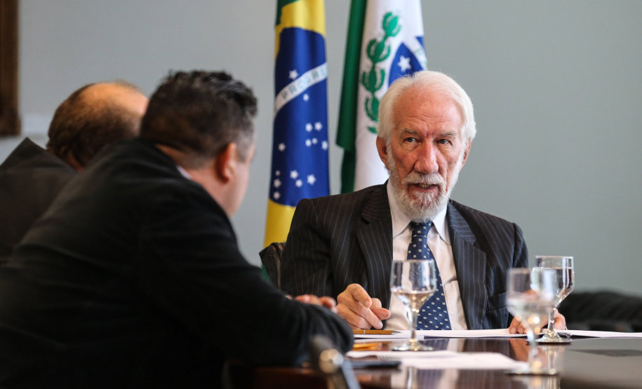 O governador em exercício Darci Piana recebe representantes SINDARUC ( Sindicatos Permissionários Centrais Abastecimento Alimentos) e o presidente da Ceasa, nesta quarta-feira (27) no Palácio Iguaçu. Curitiba, 27/02/2019 - Foto: Geraldo Bubniak/ANPr