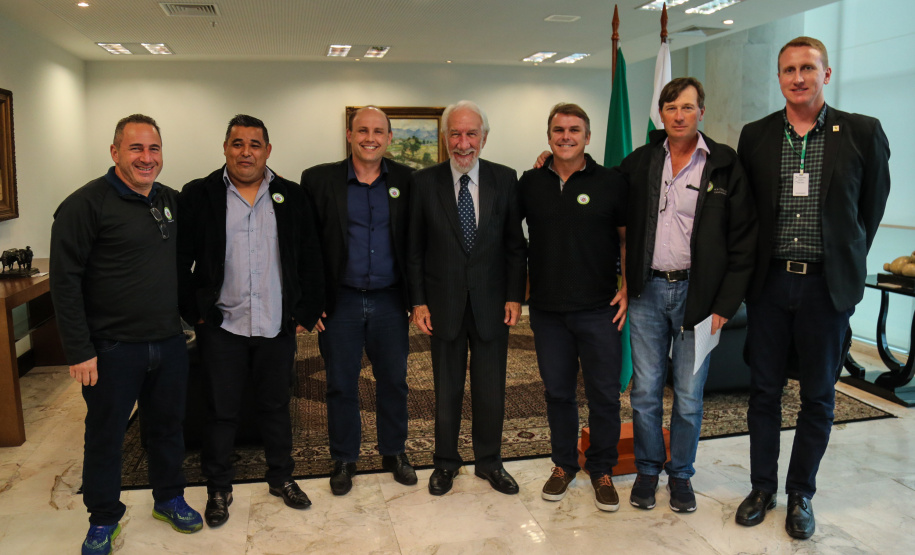 O governador em exercício Darci Piana recebe representantes SINDARUC ( Sindicatos Permissionários Centrais Abastecimento Alimentos) e o presidente da Ceasa, nesta quarta-feira (27) no Palácio Iguaçu. Curitiba, 27/02/2019 - Foto: Geraldo Bubniak/ANPr