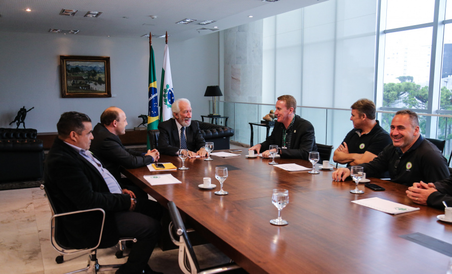 O governador em exercício Darci Piana recebe representantes SINDARUC ( Sindicatos Permissionários Centrais Abastecimento Alimentos) e o presidente da Ceasa, nesta quarta-feira (27) no Palácio Iguaçu. Curitiba, 27/02/2019 - Foto: Geraldo Bubniak/ANPr