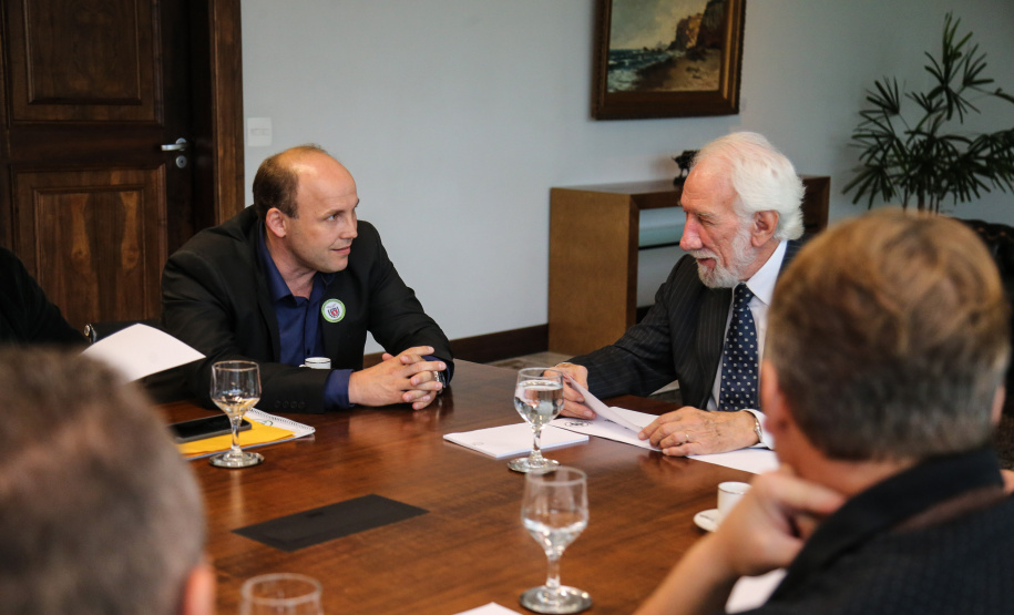 O governador em exercício Darci Piana recebe representantes SINDARUC ( Sindicatos Permissionários Centrais Abastecimento Alimentos) e o presidente da Ceasa, nesta quarta-feira (27) no Palácio Iguaçu. Curitiba, 27/02/2019 - Foto: Geraldo Bubniak/ANPr