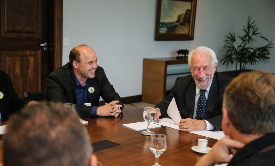 O governador em exercício Darci Piana recebe representantes SINDARUC ( Sindicatos Permissionários Centrais Abastecimento Alimentos) e o presidente da Ceasa, nesta quarta-feira (27) no Palácio Iguaçu. Curitiba, 27/02/2019 - Foto: Geraldo Bubniak/ANPr