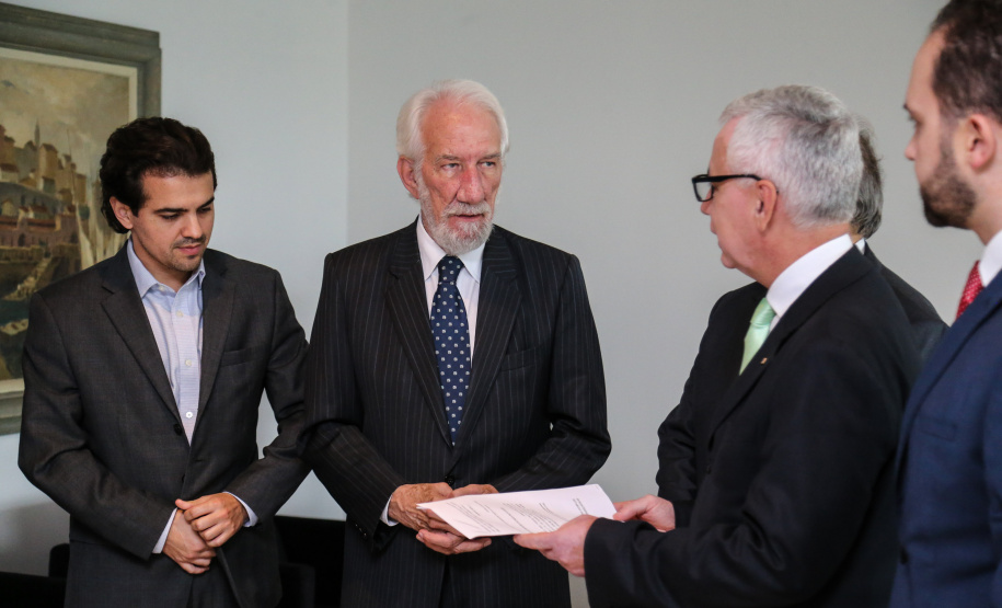 O governador em exercício Darci Piana recebe Presidente Cassio Telles e representates da OAB-PR, nesta quarta-feira (27) no Palácio Iguaçu. O pedido de providencias na PR-280 no sudoeste do Estado. Curitiba, 27/02/2019 - Foto: Geraldo Bubniak/ANPr