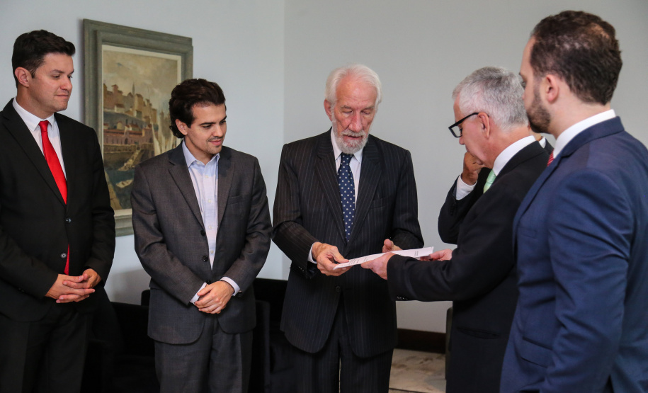 O governador em exercício Darci Piana recebe Presidente Cassio Telles e representates da OAB-PR, nesta quarta-feira (27) no Palácio Iguaçu. O pedido de providencias na PR-280 no sudoeste do Estado. Curitiba, 27/02/2019 - Foto: Geraldo Bubniak/ANPr