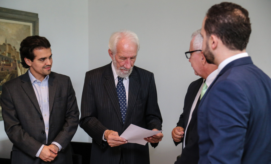 O governador em exercício Darci Piana recebe Presidente Cassio Telles e representates da OAB-PR, nesta quarta-feira (27) no Palácio Iguaçu. O pedido de providencias na PR-280 no sudoeste do Estado. Curitiba, 27/02/2019 - Foto: Geraldo Bubniak/ANPr