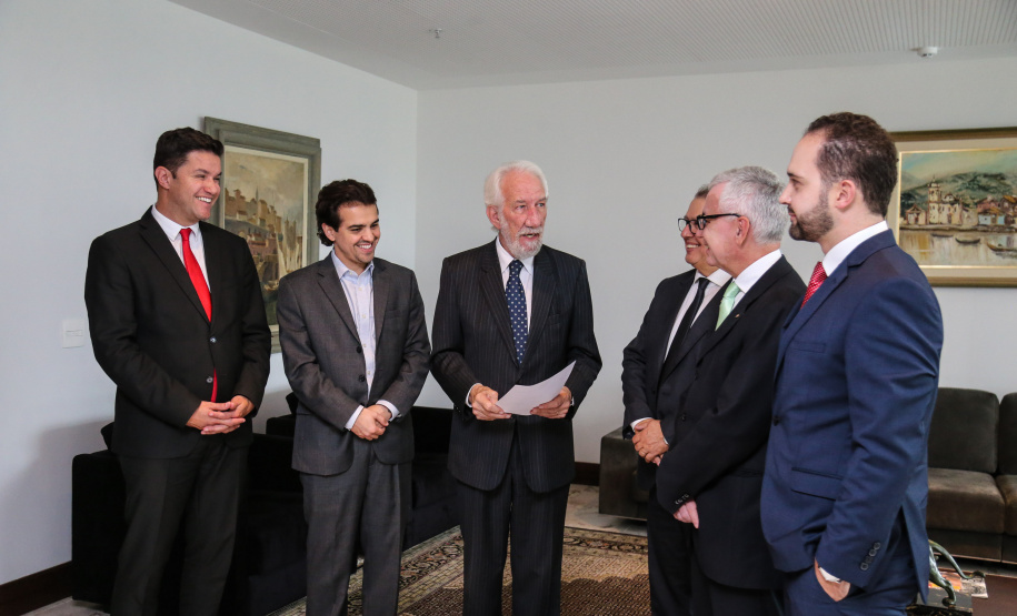 O governador em exercício Darci Piana recebe Presidente Cassio Telles e representates da OAB-PR, nesta quarta-feira (27) no Palácio Iguaçu. O pedido de providencias na PR-280 no sudoeste do Estado. Curitiba, 27/02/2019 - Foto: Geraldo Bubniak/ANPr