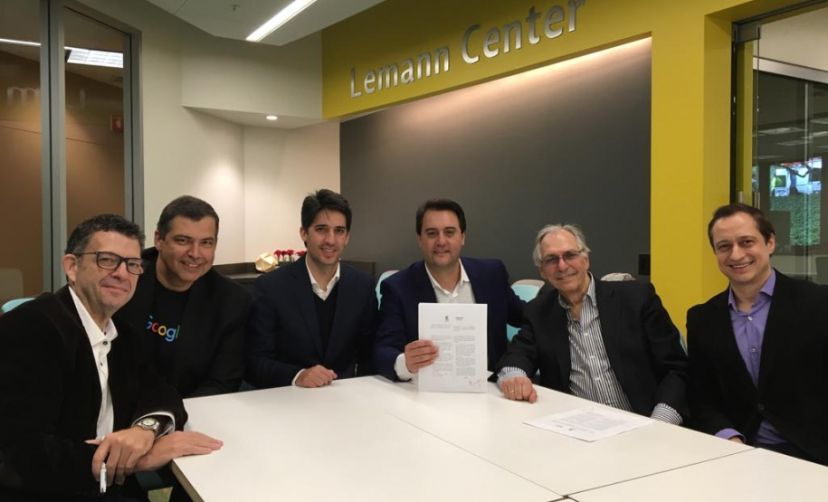 O Governador Carlos Massa Ratinho Junior assinou nesta quarta-feira (27) um termo de cooperação entre o Governo do Paraná, a Universidade de Stanford e o Lemann Center for Entrepreneurship and Educational Innovation in Brazil. -  Foto: Divulgação