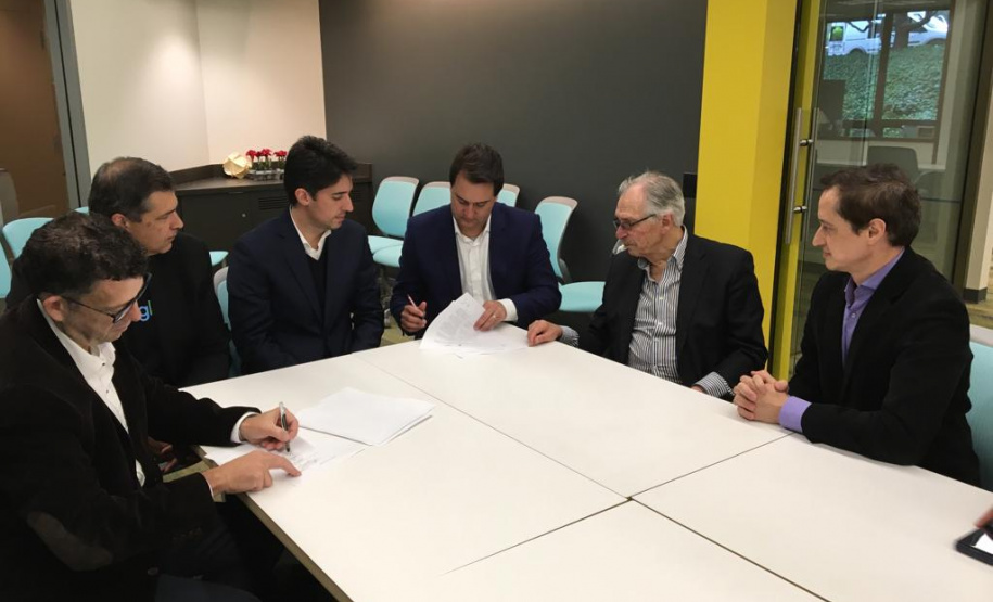 O Governador Carlos Massa Ratinho Junior assinou nesta quarta-feira (27) um termo de cooperação entre o Governo do Paraná, a Universidade de Stanford e o Lemann Center for Entrepreneurship and Educational Innovation in Brazil. -  Foto: Divulgação