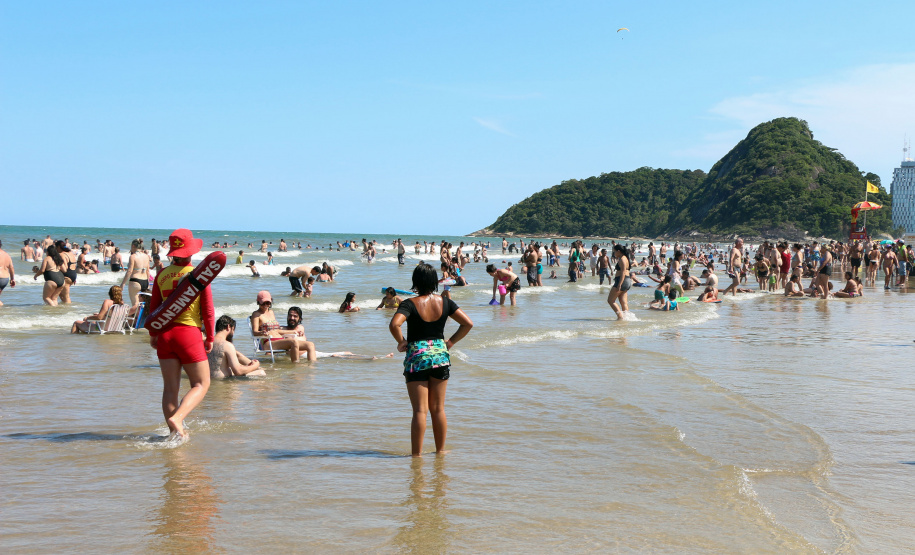 No período de Carnaval, o Corpo de Bombeiros atuará com o efetivo total da Operação Verão e do 8º Grupamento de Bombeiros no Litoral para reforçar as medidas preventivas no mar e na areia durante os cinco dias de feriado. Os 89 postos guarda-vidas fixos e o posto móvel de Morretes estarão ativados diariamente das 8 às 20 horas, e os demais serviços de atendimento pré hospitalar e de emergência também serão reforçados.  -  Foto: Soldado Amanda Morais
