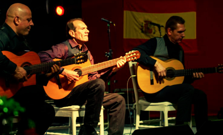 A Biblioteca Pública do Paraná (BPP) promove uma programação especial na próxima quinta-feira (7), dia do aniversário de 162 anos de sua fundação. Às 11h, o MGM Trio de Violões — formado por Murillo Da Rós, Gegê Felix e Mazzar Mazzarolo — se apresenta no hall térreo, com um repertório de jazz e temas instrumentais de compositores latino-americanos.Foto: Nilo Biazzeto Neto -