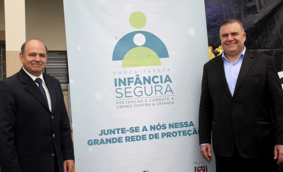 Os secretários estaduais da Justiça, Família e Trabalho, Ney Leprevost (D), e da Segurança Pública, Luiz Felipe Kraemer Carbonell, lançaram nesta quinta-feira (28) a primeira fase da Força-Tarefa Infância Segura no Quartel do Comando Geral da Polícia Militar, em Curitiba. O evento contou com a participação de alunos do Colégio da Polícia Militar, do Colégio da Vila Militar e o Colégio Estadual Mario Brandão de Piraquara.  -  Curitiba, 28/02/2019  -  Foto: Divulgação SEJU