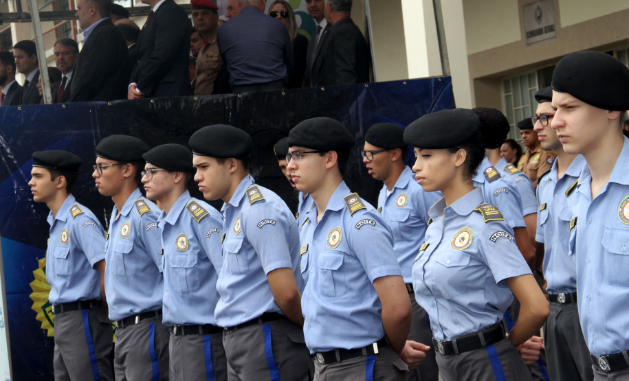Os secretários estaduais da Justiça, Família e Trabalho, Ney Leprevost, e da Segurança Pública, Luiz Felipe Kraemer Carbonell, lançaram nesta quinta-feira (28) a primeira fase da Força-Tarefa Infância Segura no Quartel do Comando Geral da Polícia Militar, em Curitiba. O evento contou com a participação de alunos do Colégio da Polícia Militar, do Colégio da Vila Militar e o Colégio Estadual Mario Brandão de Piraquara.  -  Curitiba, 28/02/2019  -  Foto: Divulgação SEJU