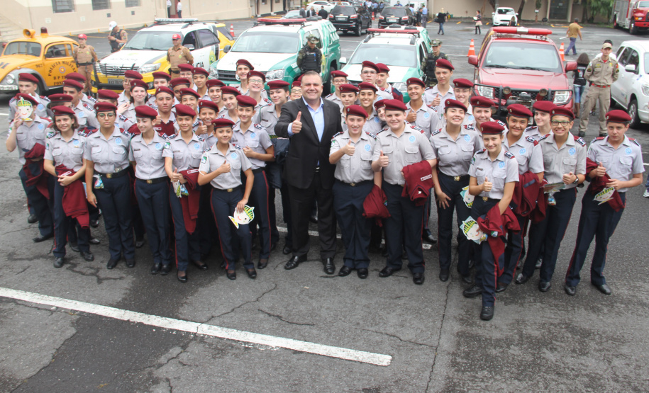Os secretários estaduais da Justiça, Família e Trabalho, Ney Leprevost, e da Segurança Pública, Luiz Felipe Kraemer Carbonell, lançaram nesta quinta-feira (28) a primeira fase da Força-Tarefa Infância Segura no Quartel do Comando Geral da Polícia Militar, em Curitiba. O evento contou com a participação de alunos do Colégio da Polícia Militar, do Colégio da Vila Militar e o Colégio Estadual Mario Brandão de Piraquara.  -  Curitiba, 28/02/2019  -  Foto: Divulgação SEJU
