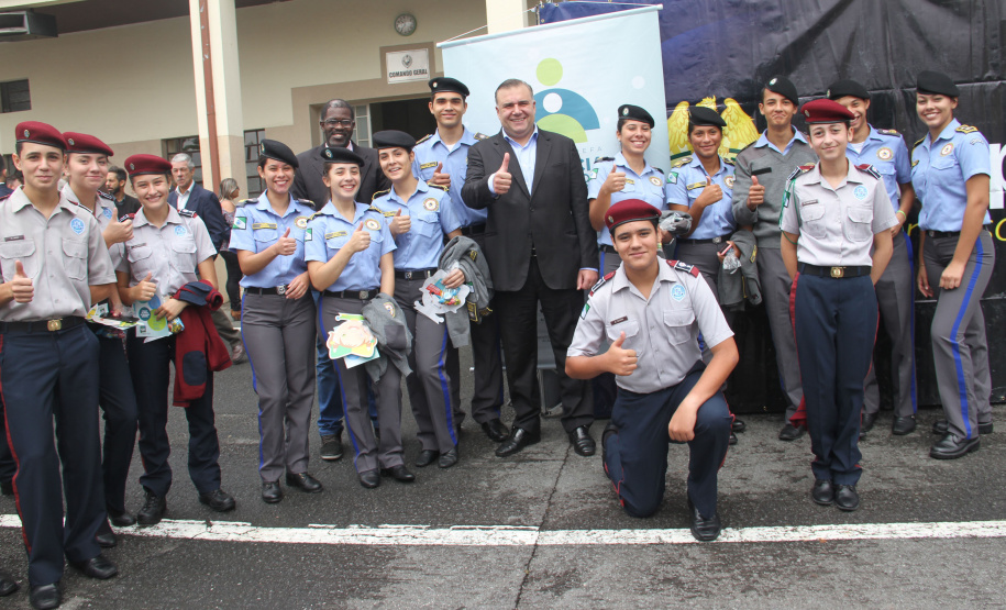 Os secretários estaduais da Justiça, Família e Trabalho, Ney Leprevost, e da Segurança Pública, Luiz Felipe Kraemer Carbonell, lançaram nesta quinta-feira (28) a primeira fase da Força-Tarefa Infância Segura no Quartel do Comando Geral da Polícia Militar, em Curitiba. O evento contou com a participação de alunos do Colégio da Polícia Militar, do Colégio da Vila Militar e o Colégio Estadual Mario Brandão de Piraquara.  -  Curitiba, 28/02/2019  -  Foto: Divulgação SEJU