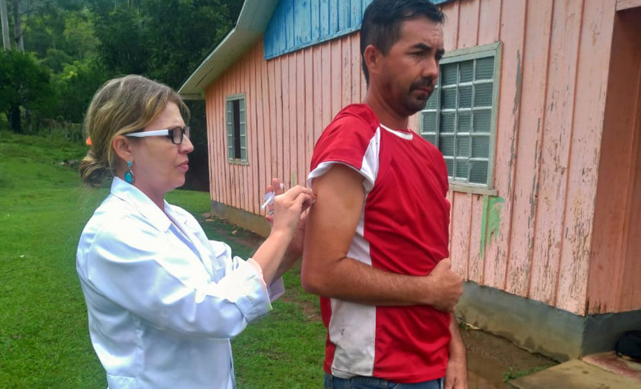 Equipe da secretaria da Saúde percorre as áreas mais remotas do município de Adrianópolis em busca de pessoas não vacinadas contra a febre amarela. Adrianópolis, 28/02/2019 - Foto: Divulgação SESA