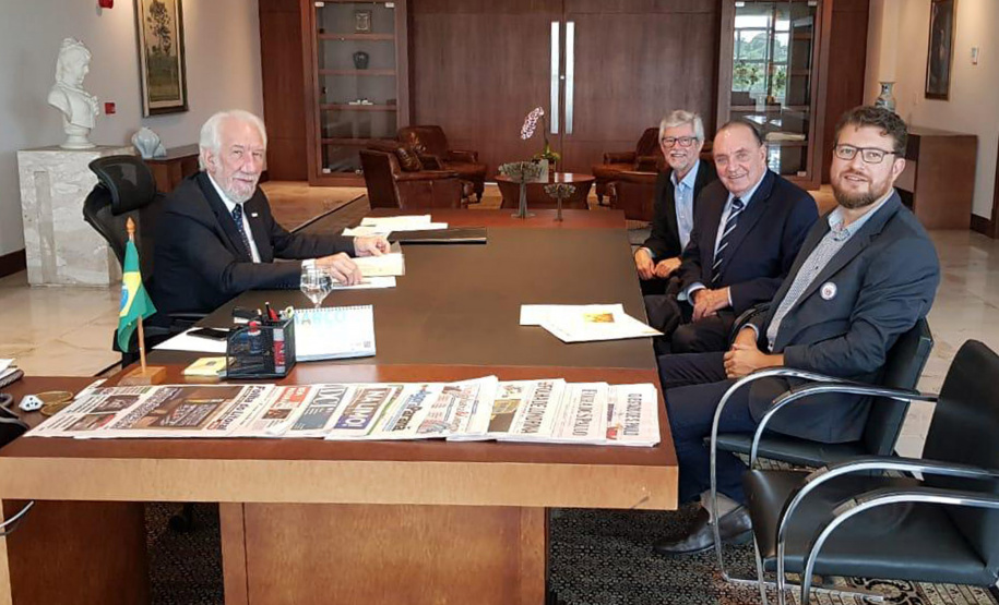 O governador em exercício do Paraná, Darci Piana, recebeu nesta quinta-feira (28) um convite para participar da cerimônia de assinatura do acordo de parceria internacional entre as cidades de Prudentópolis, no centro-sul do estado, e Ternopil, na Ucrânia. Os municípios têm ligações históricas e culturais. O convite foi entregue pelo prefeito de Prudentópolis, Adelmo Luiz Klosowski. - Curitiba, 29/02/2019 - Foto: Divulgação ANPr