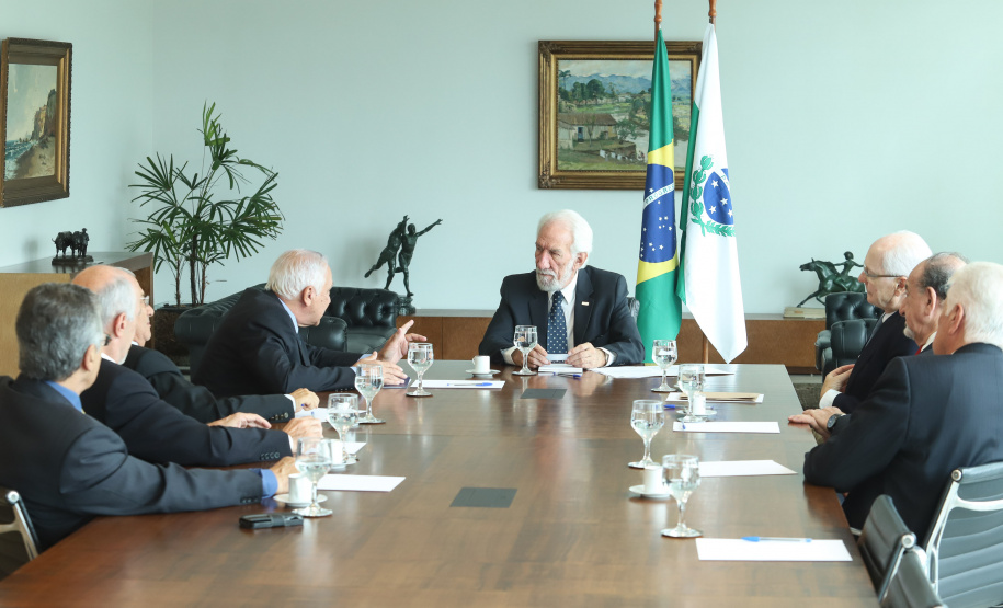 O governador em exercício Darci Piana recebeu nesta quinta-feira (28) os presidentes do Movimento Pró-Paraná e do Centro de Integração Empresa-Escola (CIEE), além de representantes da Associação Comercial do Paraná (ACP), para discutir pautas em comum ao Estado. Foto: Rodrigo Felix Leal/ANPr