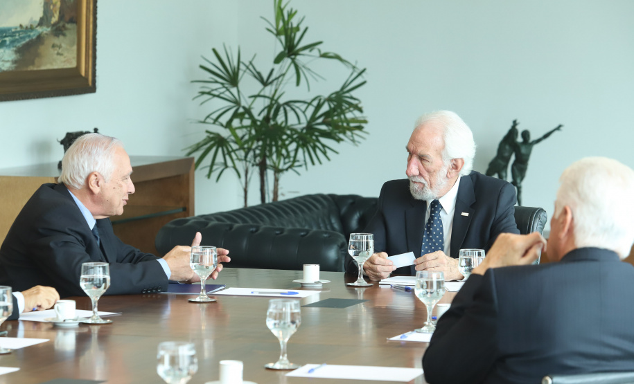 O governador em exercício Darci Piana recebeu nesta quinta-feira (28) os presidentes do Movimento Pró-Paraná e do Centro de Integração Empresa-Escola (CIEE), além de representantes da Associação Comercial do Paraná (ACP), para discutir pautas em comum ao Estado. Foto: Rodrigo Felix Leal/ANPr