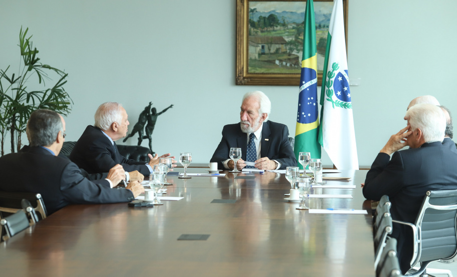 O governador em exercício Darci Piana recebeu nesta quinta-feira (28) os presidentes do Movimento Pró-Paraná e do Centro de Integração Empresa-Escola (CIEE), além de representantes da Associação Comercial do Paraná (ACP), para discutir pautas em comum ao Estado. Foto: Rodrigo Felix Leal/ANPr