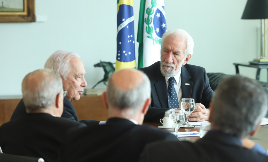 O governador em exercício Darci Piana recebeu nesta quinta-feira (28) os presidentes do Movimento Pró-Paraná e do Centro de Integração Empresa-Escola (CIEE), além de representantes da Associação Comercial do Paraná (ACP), para discutir pautas em comum ao Estado. Foto: Rodrigo Felix Leal/ANPr