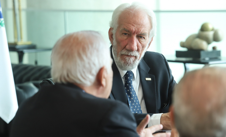 O governador em exercício Darci Piana recebeu nesta quinta-feira (28) os presidentes do Movimento Pró-Paraná e do Centro de Integração Empresa-Escola (CIEE), além de representantes da Associação Comercial do Paraná (ACP), para discutir pautas em comum ao Estado. Foto: Rodrigo Felix Leal/ANPr