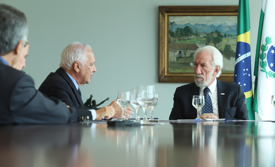 O governador em exercício Darci Piana recebeu nesta quinta-feira (28) os presidentes do Movimento Pró-Paraná e do Centro de Integração Empresa-Escola (CIEE), além de representantes da Associação Comercial do Paraná (ACP), para discutir pautas em comum ao Estado. Foto: Rodrigo Felix Leal/ANPr