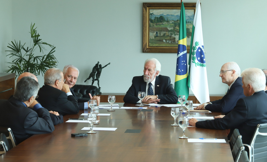 O governador em exercício Darci Piana recebeu nesta quinta-feira (28) os presidentes do Movimento Pró-Paraná e do Centro de Integração Empresa-Escola (CIEE), além de representantes da Associação Comercial do Paraná (ACP), para discutir pautas em comum ao Estado. Foto: Rodrigo Felix Leal/ANPr