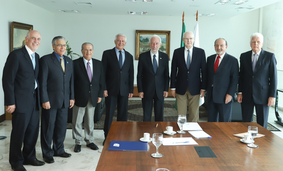 O governador em exercício Darci Piana recebeu nesta quinta-feira (28) os presidentes do Movimento Pró-Paraná e do Centro de Integração Empresa-Escola (CIEE), além de representantes da Associação Comercial do Paraná (ACP), para discutir pautas em comum ao Estado. Foto: Rodrigo Felix Leal/ANPr