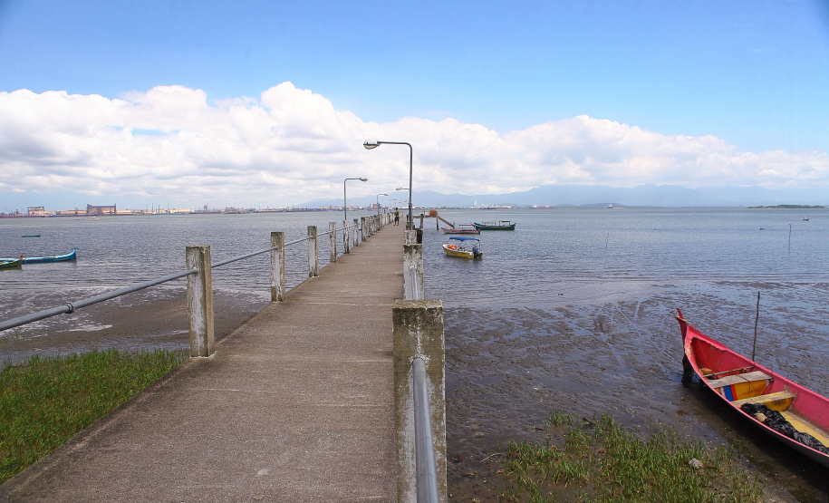 Serão iniciados na próxima semana os primeiros levantamentos e inspeções nas comunidades do Litoral paranaense que receberão trapiches para embarque e desembarque de passageiros e pescadores. Ao todo, serão 14 estruturas pagas pela Administração dos Portos do Paraná: nove serão reformadas e cinco novos trapiches construídos.Foto: André Kasczeszen