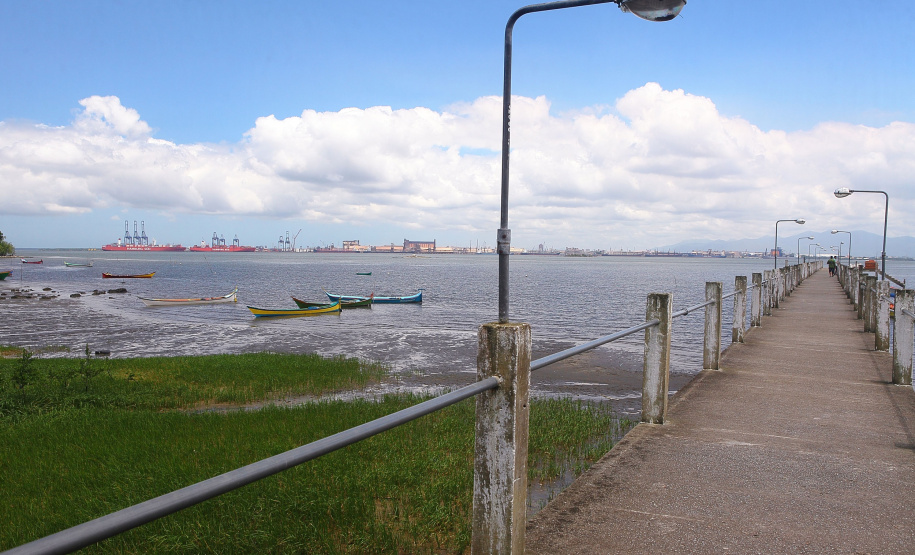 Serão iniciados na próxima semana os primeiros levantamentos e inspeções nas comunidades do Litoral paranaense que receberão trapiches para embarque e desembarque de passageiros e pescadores. Ao todo, serão 14 estruturas pagas pela Administração dos Portos do Paraná: nove serão reformadas e cinco novos trapiches construídos. Foto: André Kasczeszen