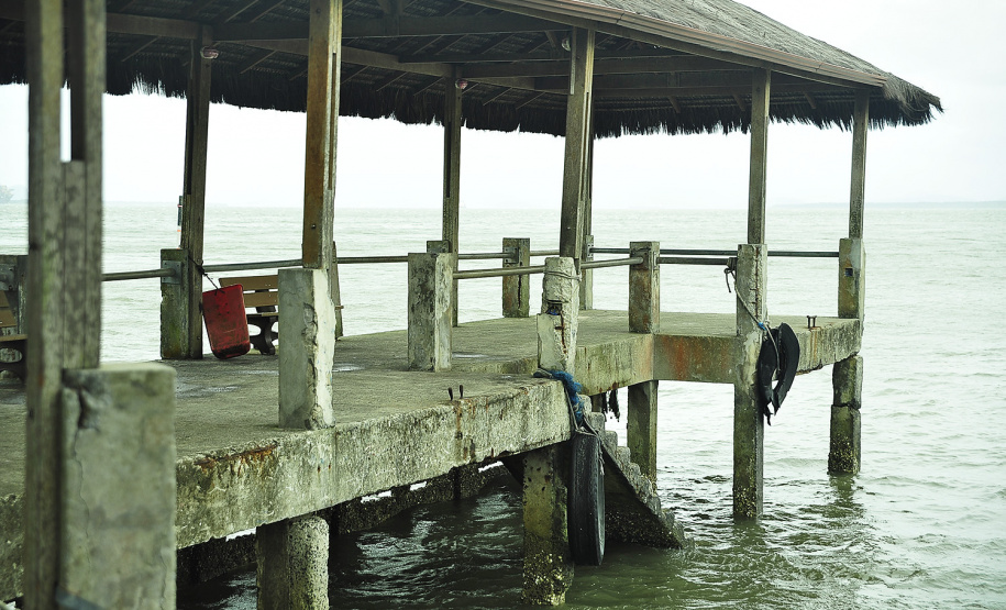 Serão iniciados na próxima semana os primeiros levantamentos e inspeções nas comunidades do Litoral paranaense que receberão trapiches para embarque e desembarque de passageiros e pescadores. Ao todo, serão 14 estruturas pagas pela Administração dos Portos do Paraná: nove serão reformadas e cinco novos trapiches construídos.. Arquivo-APPA