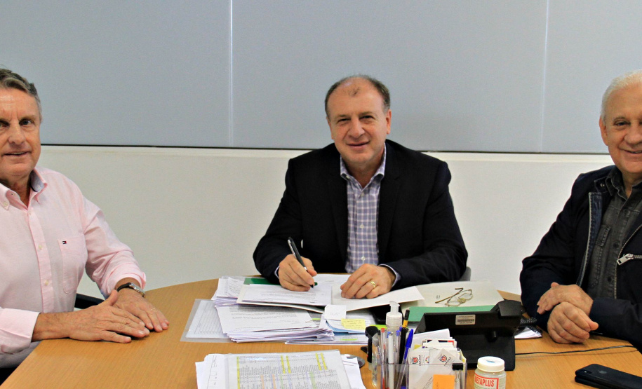 O secretário estadual do Desenvovimento Urbano, João Carlos Ortega, atendeu nesta semana reivindicações de 18 municípios de diferentes regiões do Paraná, e encaminhou pedidos e assinou autorizações. Na foto, o prefeito de Prudentópolis, Adelmo Luiz Klosowski. Foto:SEDU