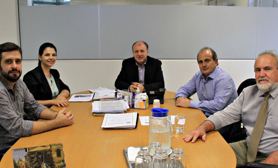 O secretário estadual do Desenvovimento Urbano, João Carlos Ortega, atendeu nesta semana reivindicações de 18 municípios de diferentes regiões do Paraná, e encaminhou pedidos e assinou autorizações. Na foto, o prefeito de Cianorte, Claudemir Romero Bongiorno . Foto:SEDU