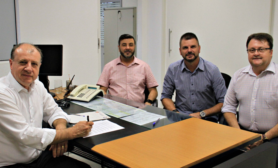 O secretário estadual do Desenvovimento Urbano, João Carlos Ortega, atendeu nesta semana reivindicações de 18 municípios de diferentes regiões do Paraná, e encaminhou pedidos e assinou autorizações. Na foto, o prefeito de Fazenda Rio Grande, Márcio Wozniack. Foto:SEDU