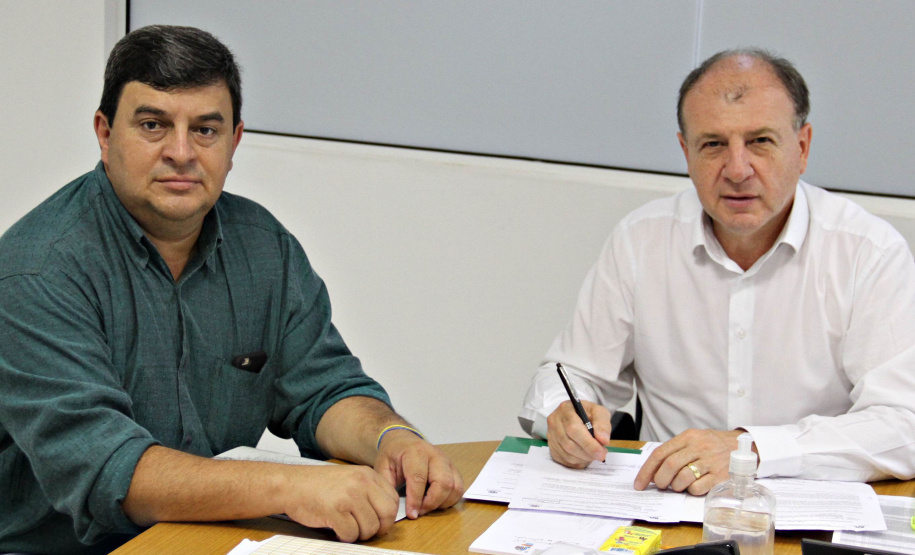 O secretário estadual do Desenvovimento Urbano, João Carlos Ortega, atendeu nesta semana reivindicações de 18 municípios de diferentes regiões do Paraná, e encaminhou pedidos e assinou autorizações. Na foto, o prefeito de Rio Branco do Ivaí, Geroncio José. Foto:SEDU