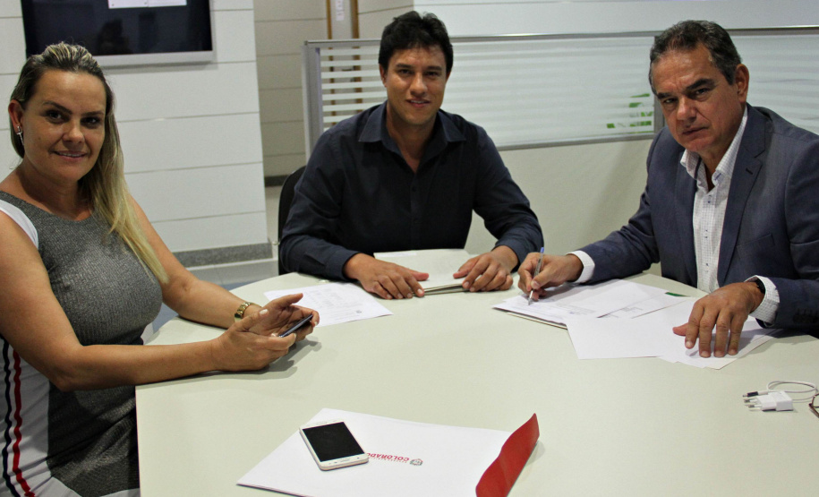 O secretário estadual do Desenvovimento Urbano, João Carlos Ortega, atendeu nesta semana reivindicações de 18 municípios de diferentes regiões do Paraná, e encaminhou pedidos e assinou autorizações. Na foto, o prefeito deColorado, Marcos José Mello. Foto:SEDU