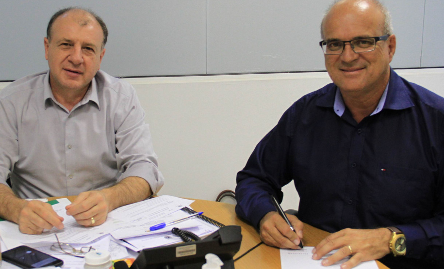 O secretário estadual do Desenvovimento Urbano, João Carlos Ortega, atendeu nesta semana reivindicações de 18 municípios de diferentes regiões do Paraná, e encaminhou pedidos e assinou autorizações. Na foto, o prefeito de Marumbi, Adhemar Rejani. Foto:SEDU