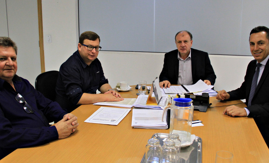 O secretário estadual do Desenvovimento Urbano, João Carlos Ortega, atendeu nesta semana reivindicações de 18 municípios de diferentes regiões do Paraná, e encaminhou pedidos e assinou autorizações. Na foto, o prefeito de Nova Prata do Iguaçu, Adroaldo Hoffelder. Foto:SEDU