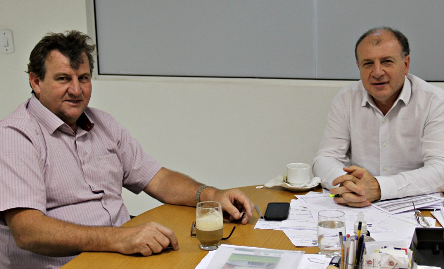 O secretário estadual do Desenvovimento Urbano, João Carlos Ortega, atendeu nesta semana reivindicações de 18 municípios de diferentes regiões do Paraná, e encaminhou pedidos e assinou autorizações. Na foto, o prefeito de Bela Vista da Caroba, Dilso Storch. Foto:SEDU