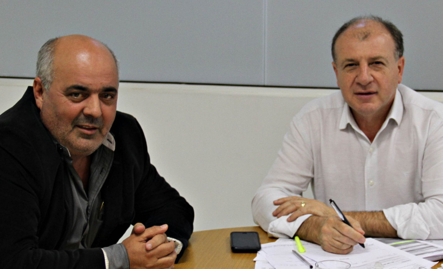 O secretário estadual do Desenvovimento Urbano, João Carlos Ortega, atendeu nesta semana reivindicações de 18 municípios de diferentes regiões do Paraná, e encaminhou pedidos e assinou autorizações. Na foto, o prefeito de  Kaloré, Washington Luiz. Foto:SEDU