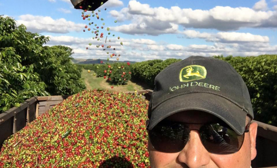 O Café do Norte Pioneiro foi o primeiro produto a obter o registro de Indicação Geográfica (IG) junto ao Instituto Nacional de Propriedade Industrial (INPI). Na foto, o cafeicultor Rodrigo Roenco Machado, cafeicultor de Carlópolis.  -  Foto: Arquivio Pessoal