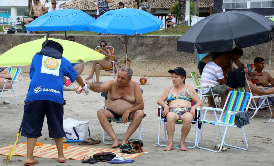 No Litoral do Paraná, o trabalho de coleta de lixo, executado pela Sanepar, tenta reduzir esses números. Em dois meses de temporada, a empresa já retirou das areias 570 toneladas de resíduos dos tipos mais diversos. Quase 27 toneladas desse material foram retiradas apenas no primeiro dia de 2019. - Foto: Divulgação Sanepar