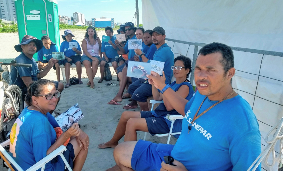 No Litoral do Paraná, o trabalho de coleta de lixo, executado pela Sanepar, tenta reduzir esses números. Em dois meses de temporada, a empresa já retirou das areias 570 toneladas de resíduos dos tipos mais diversos. Quase 27 toneladas desse material foram retiradas apenas no primeiro dia de 2019. - Foto: Divulgação Sanepar