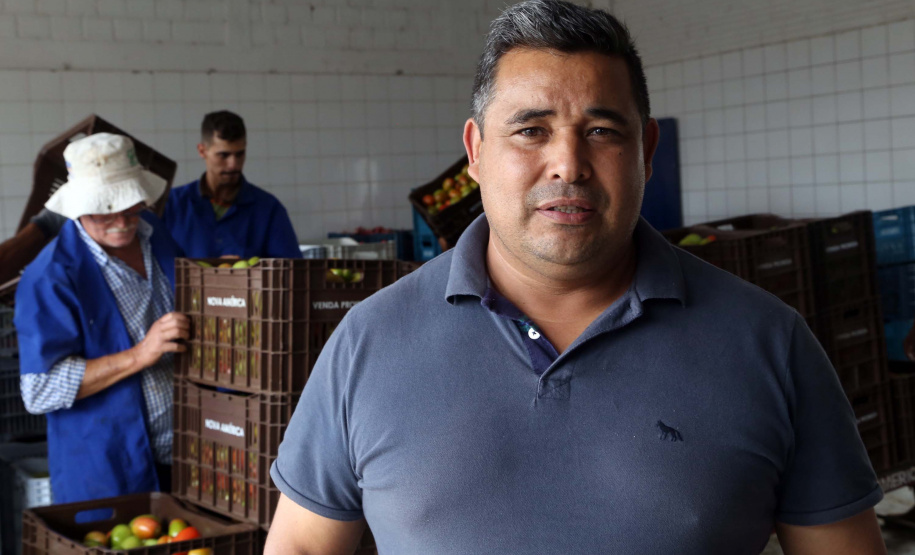 O diretor social do Sindicato dos Permissionários, Volni José Vieira, disse que os comerciantes e agricultores mantêm um grupo no Whatsapp para organizarem as doações diariamente.Foto: Gilson Abreu/ANPr