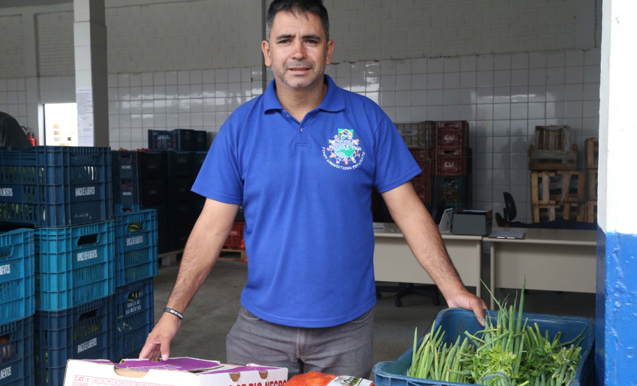 Grande parte da comida é preparada com os produtos do Banco de Alimentos. “Percebemos que até o desenvolvimento das crianças melhorou desde que nos cadastramos no programa. Muitas vão para o projeto por causa das refeições. Elas saem de lá almoçadas ou comem uma sopa no fim do dia”, explica o coordenador Adriano Ribas. Foto: Gilson Abreu/ANPr