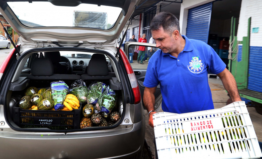 Grande parte da comida é preparada com os produtos do Banco de Alimentos. “Percebemos que até o desenvolvimento das crianças melhorou desde que nos cadastramos no programa. Muitas vão para o projeto por causa das refeições. Elas saem de lá almoçadas ou comem uma sopa no fim do dia”, explica o coordenador Adriano Ribas. Foto: Gilson Abreu/ANPr