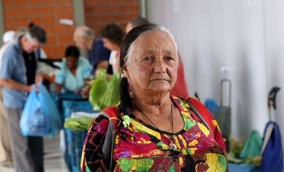 A aposentada Maria Aparecida Teixeira, de 82 anos, vai toda semana de Araucária para buscar os hortigranjeiros na Ceasa, que garantem as refeições que ela faz com o marido. Foto:Gilson Abreu