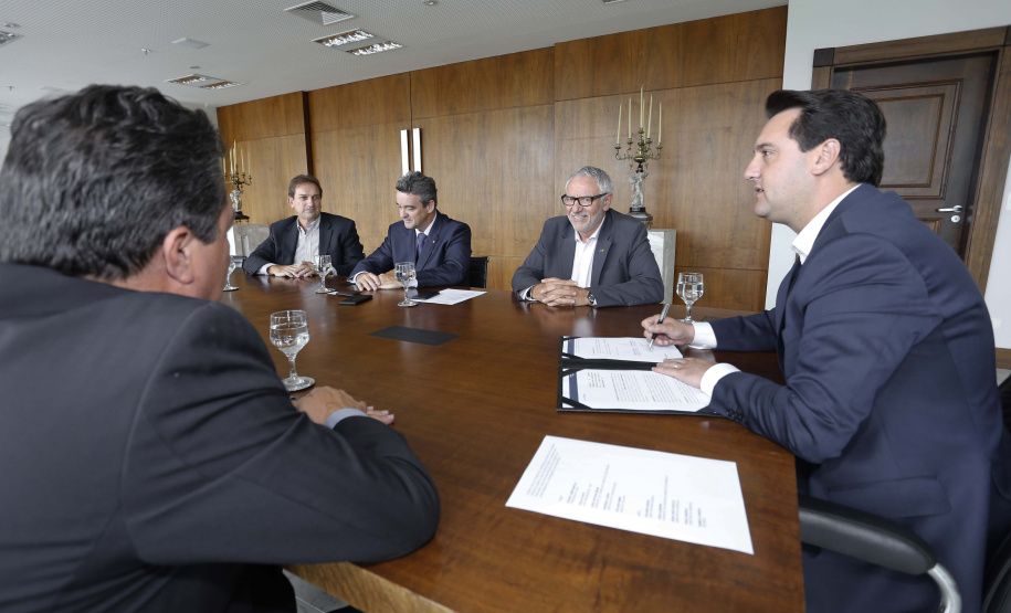 O governador Carlos Massa Ratinho Junior assina Termo de Cooperação entre FIEP e Agência Paraná de Desenvolvimento. Presentes: presidente da FIEP, Edson Campagnolo; Eduardo Bekin, diretor da Paraná Desenvolvimento; Márcio Nunes, secretário de Desenvolvimento Sustentável e Turismo; entre outros.Curitiba, 14-02-19.Foto: Arnaldo Alves / ANPr.