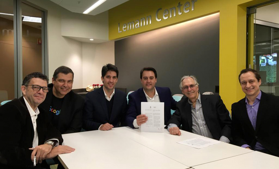 O Governador Carlos Massa Ratinho Junior assinou nesta quarta-feira (27) um termo de cooperação entre o Governo do Paraná, a Universidade de Stanford e o Lemann Center for Entrepreneurship and Educational Innovation in Brazil. -  Foto: Divulgação ANPr